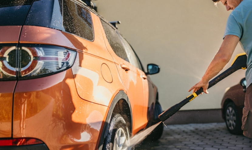 Comment nettoyer la carrosserie de votre voiture sans l’abîmer ? 