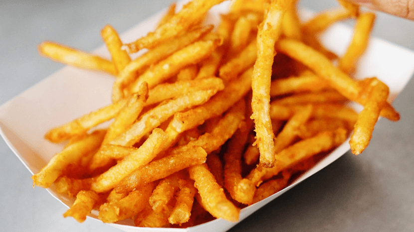 moderne électrique machine avec français frites sur le table dans