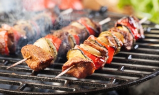 Quelques astuces incontournables pour nettoyer une grille barbecue