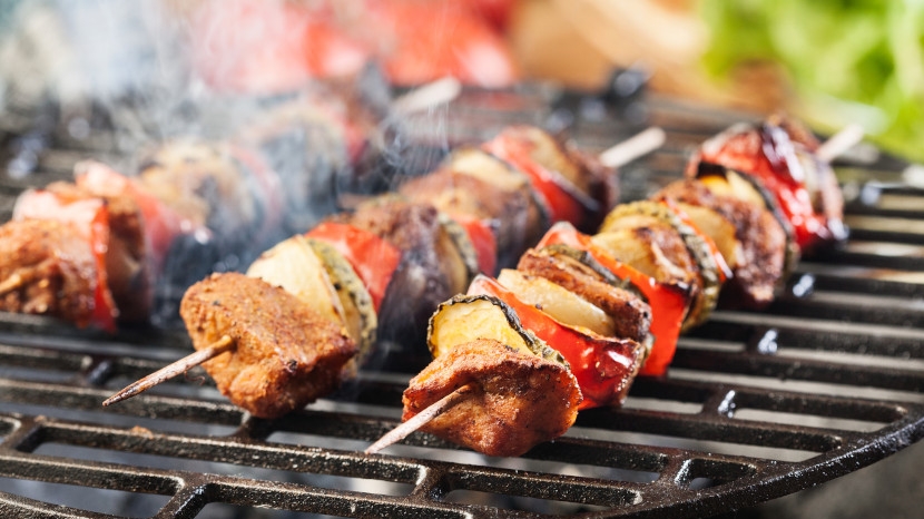 Quelques astuces incontournables pour nettoyer une grille barbecue